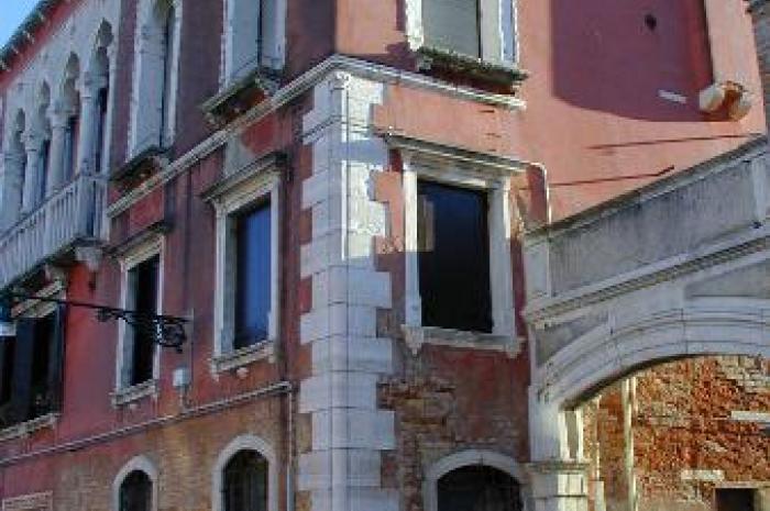 Foto del Palazzo visto di lato prima del restauro