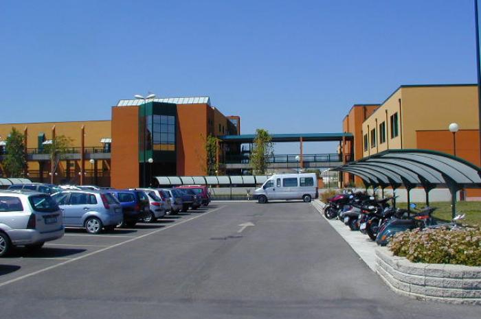 Foto della scuola con parcheggio
