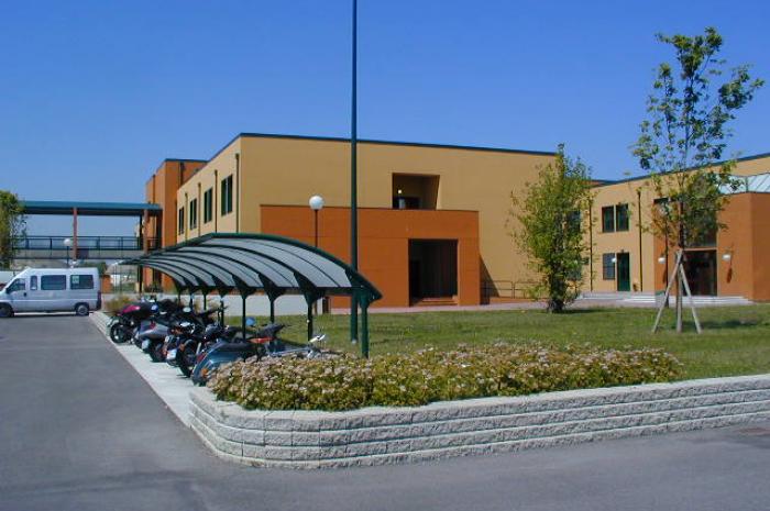 Foto del lato della scuola