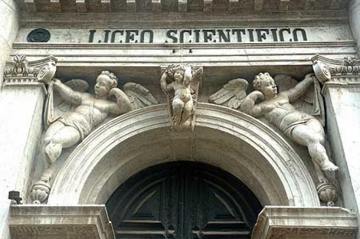 Foto particolare dell'ingresso del L.S. Benedetti