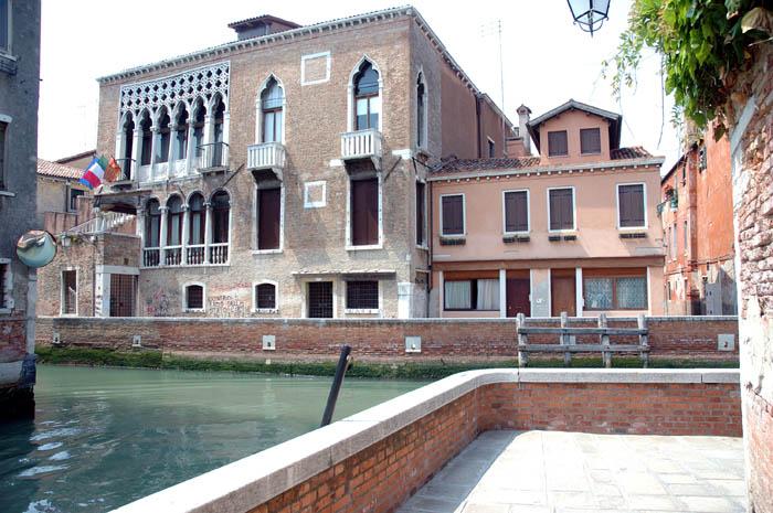 Palazzo Ariani, ingresso della scuola (foto Mario Fletzer)