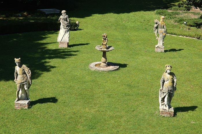 Villa Widmann - statue nel parco (foto di Mario Fletzer)