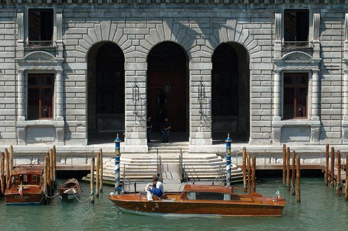Attracco delle barche per accedere al Palazzo (foto di Mario Fletzer)