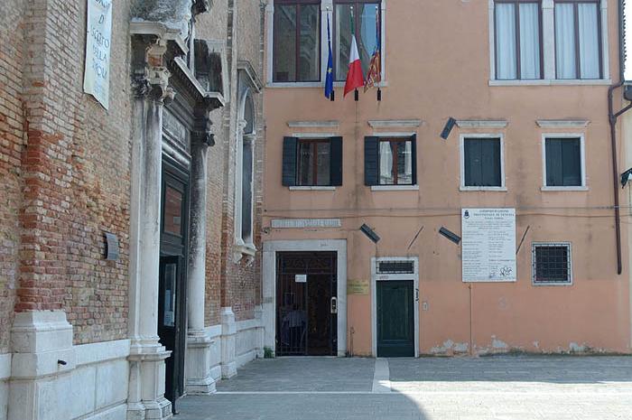 Istituto Statale d'Arte ex Convento dei Carmini - ingresso principale