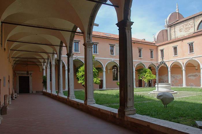Istituto Statale d'Arte ex Convento dei Carmini - chiostro