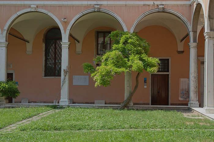 Istituto Statale d'Arte ex Convento dei Carmini - chiostro