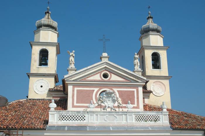 Parte della facciata principale della chiesa  (foto di Mario Fletzer)