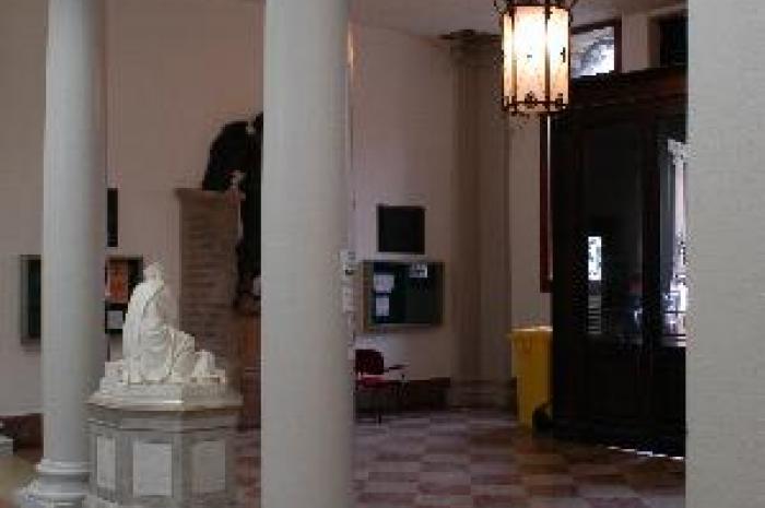 Foto dell''ingresso dell''Istituto visto dall''interno