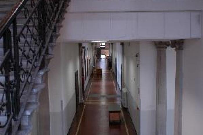 Foto di un corridoio all'interno dell'Istituto visto dalle scale