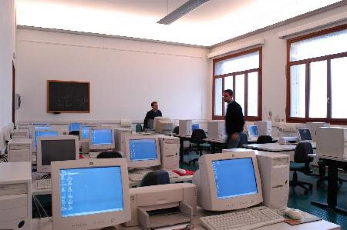 Foto di un laboratorio informatico dell'Istituto 