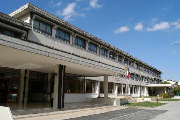 Foto dell'ingresso principale all'Istituto Volterra