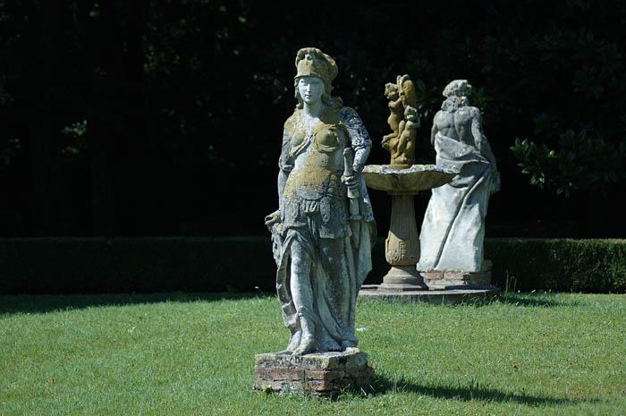 Villa Widmann - parco con statue (Foto di Mario Fletzer)