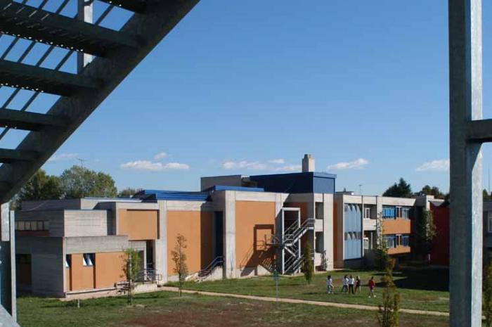 Vista del Liceo Scientifico Morin, entro il quale è compreso l'alloggio