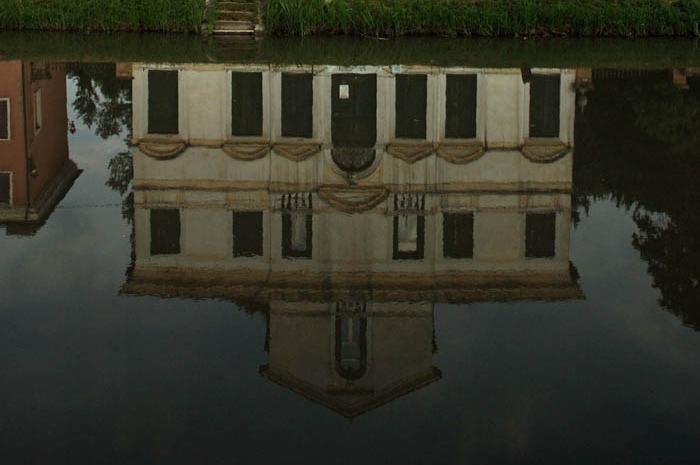 Villa Principe Pio riflessa nell'acqua (foto di Mario Fletzer)